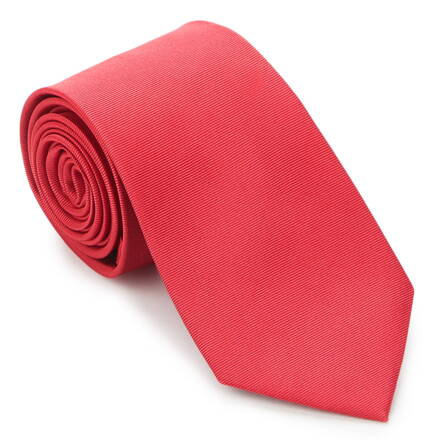 Výrazná kravata  v červenom prevedení.